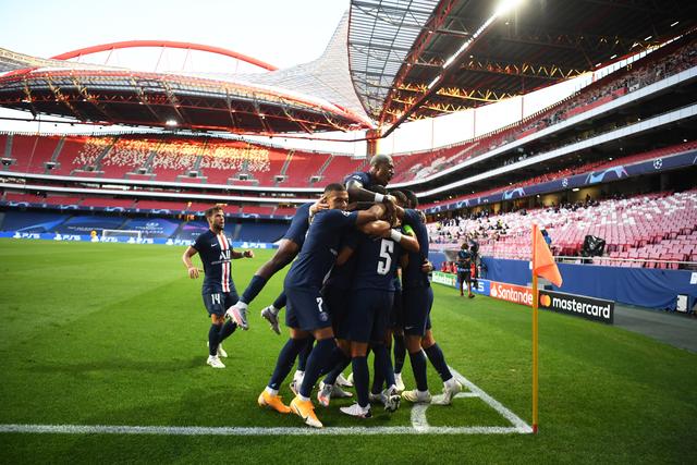 亚马尔与19岁女网红购物被偷拍 她有140多万粉丝